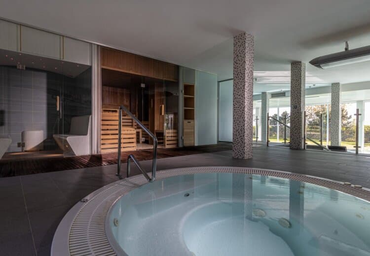 Jacuzzi z hydromasażem